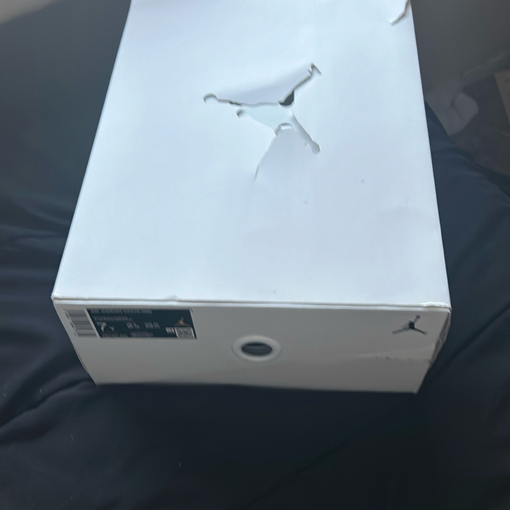 JORDAN XXXVII (37). Brand new never worn in original box
